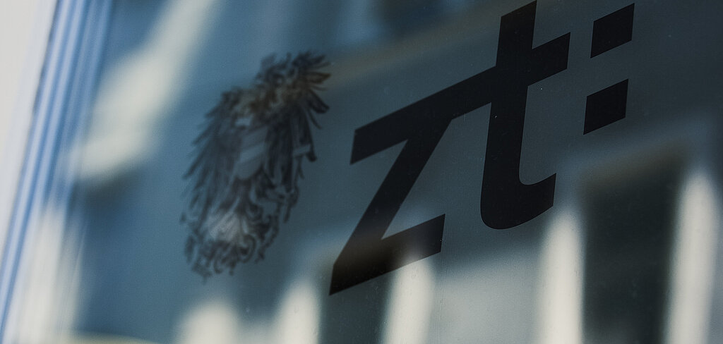 Spiegelung Fenster mit Adler und Logo sowie Aufschrift Qualität.
